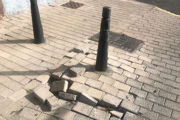 La calle peatonal del casco histórico de San Juan, bajo el asedio de los vehículos/TA.